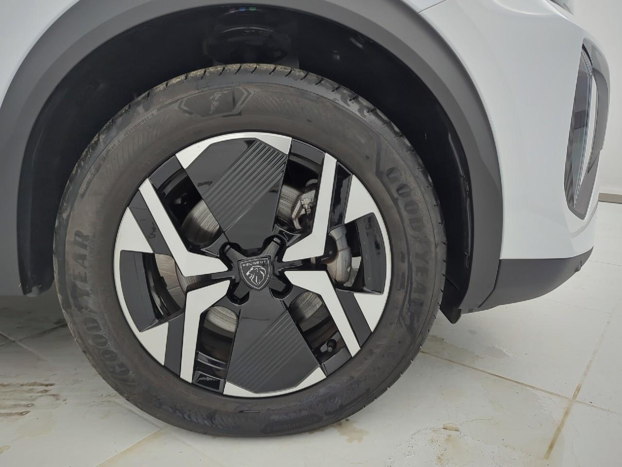 Peugeot 2008 hybrid 145 ch e-dcs6 allure — photo 30