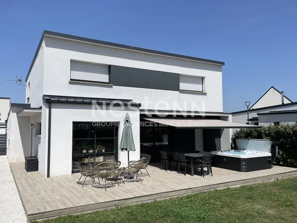 Contemporaine de 141 m² 6 pièces située à LOCQUELTAS terrain de 497 m²