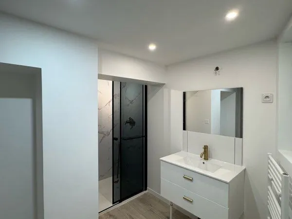 à louer - superbe appartement t3 rénové à neuf avec grand jardin privatif - châtellerault - libre 1e