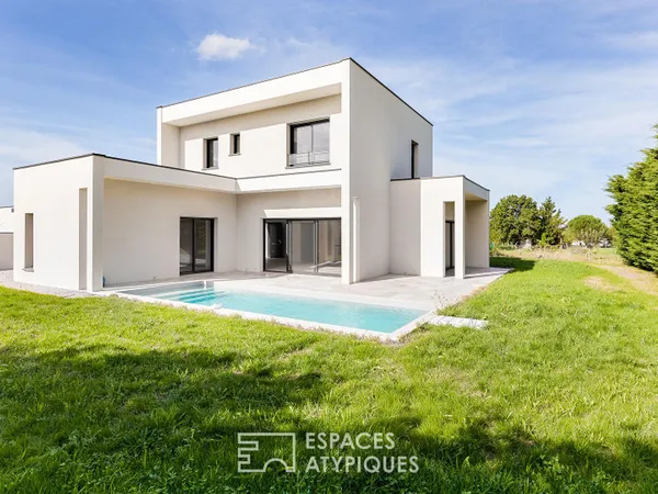 Maison contemporaine neuve et sa piscine en fond d'impasse