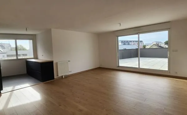 A LOUER DERNIER ÉTAGE DANS UNE PETITE COPROPRIETE DE 3 ETAGES - TERRASSE 72 M² SUD / EST / OUEST - A