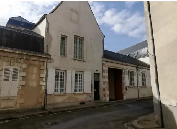 Vends T2 48 m2 + espace extérieur privatif à rénover plein coeur de ville La Flèche (72)