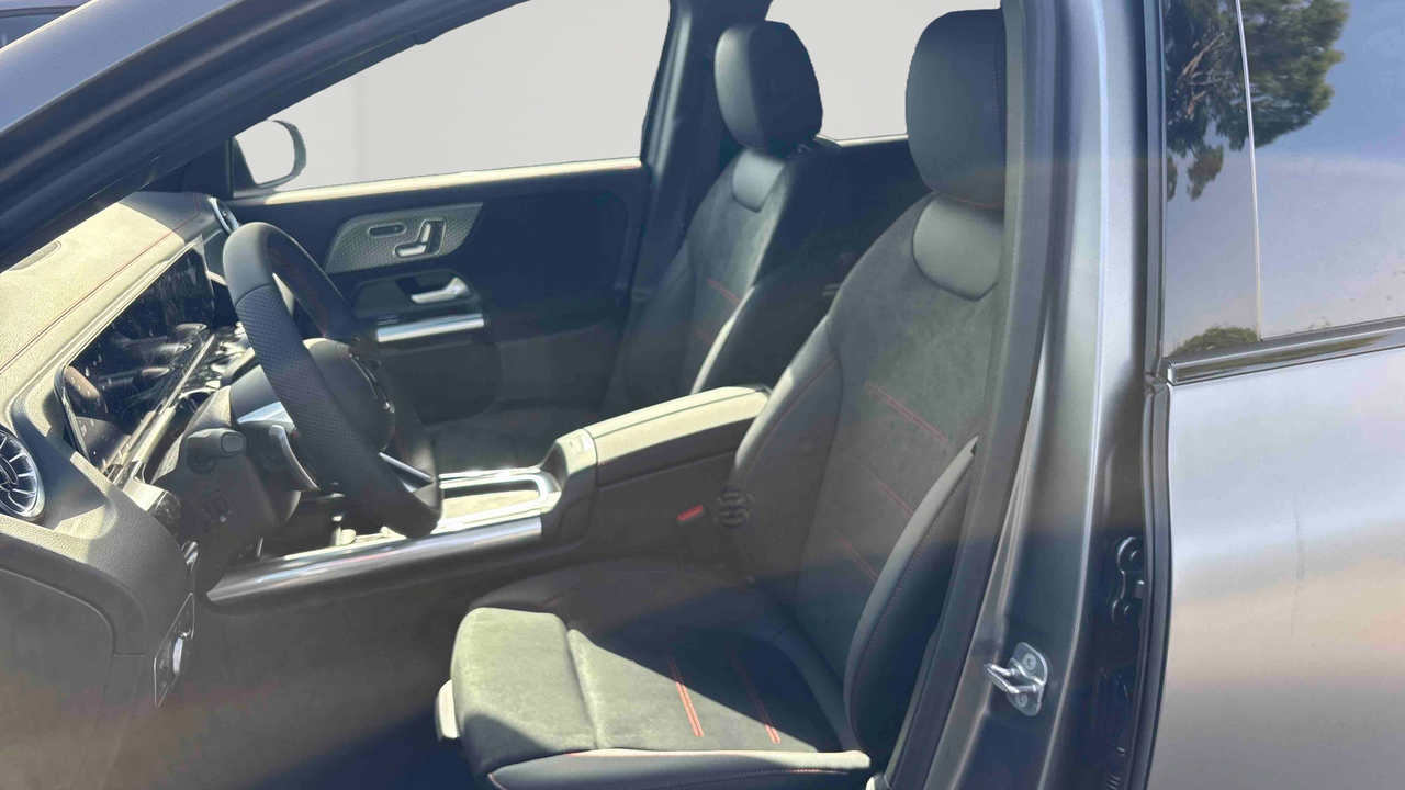 Mercedes EQA 300 4Matic — photo 11