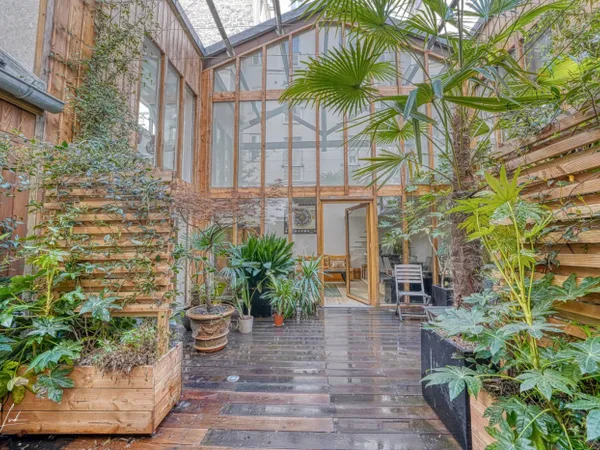 Maison de style loft/atelier - 172 m² avec patio arboré - Paris