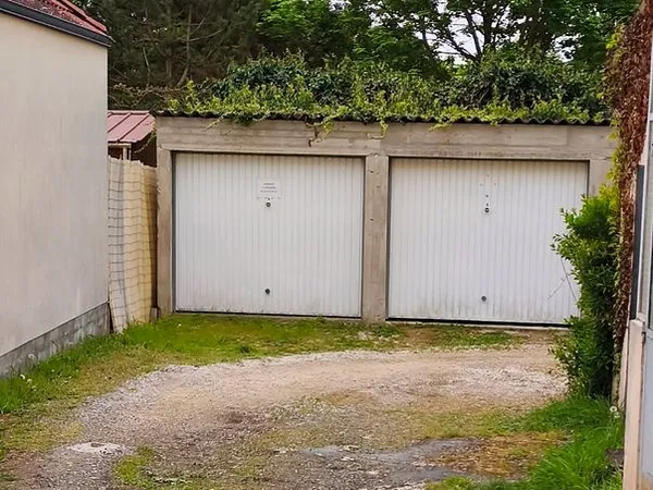 Garage au fond d'une impasse