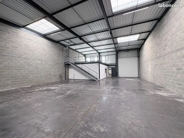 Local 319 m² Décines-Charpieu