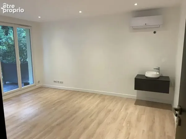 CHANTILLY Appartement aménagé pour professions libérales avec jardin