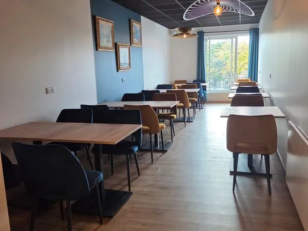 Salle de réunion, de cours, repas de groupe