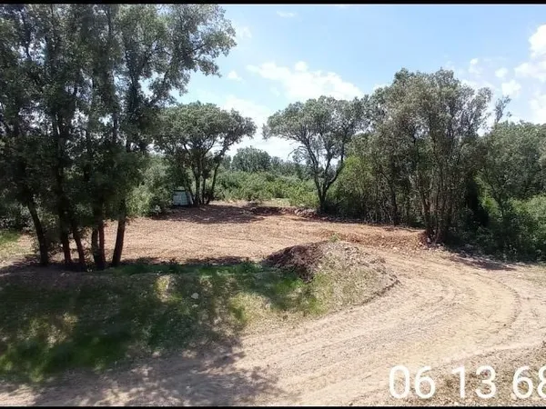 Terrain de loisirs pour garer camping-car Eau/jardin potager/ électricité CÉVENNES