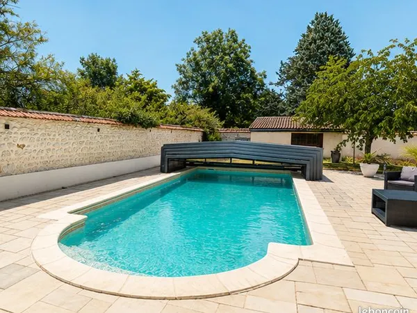 Maison familiale avec piscine couverte et parc arboré à Brienon-sur-Armançon