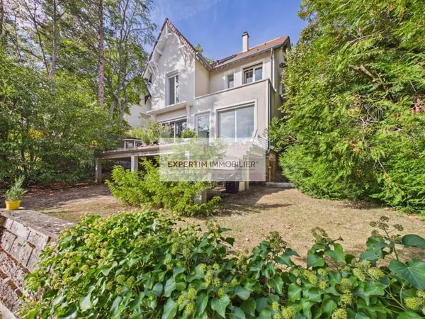 RIVE DROITE, MAISON EN PARFAIT ETAT AVEC TERRASSE ET JARDIN DE 770M²