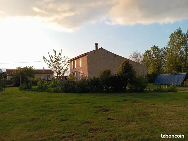 Loue maison avec grand terrain clos