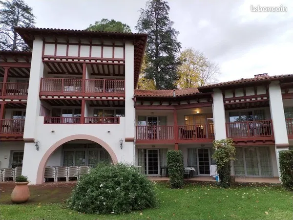 2 pièces dans résidence avec piscine