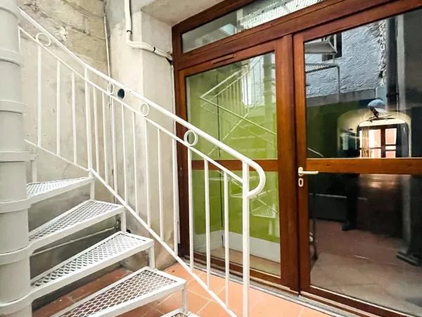 Vallon-Pont-d'Arc : Local commercial modulable & potentiel d'habitation