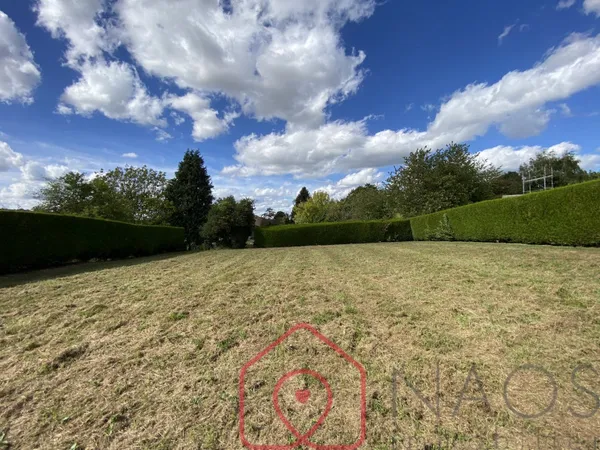 Terrain 1049 m²