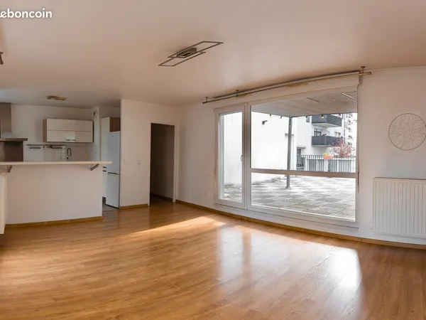 Duplex 4 chambres dans les Docks, 115 m², terrasse orientée sud-est de 60 m², dernier étage avec asc