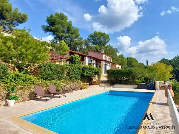 Propriété avec vue dégagée sur un terrain en restanques avec piscine et 2 logements indépendants