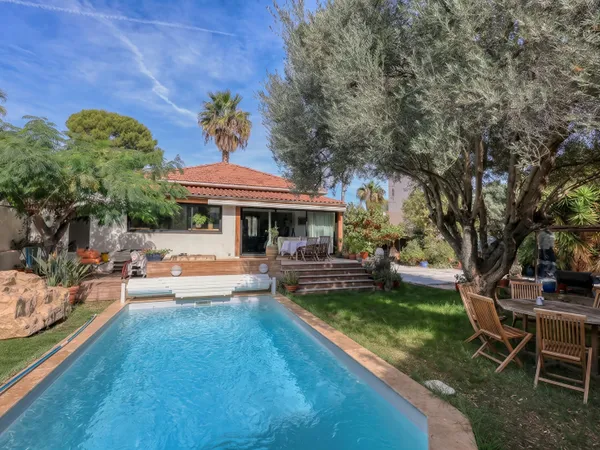 Charmante maison de plain pied avec piscine