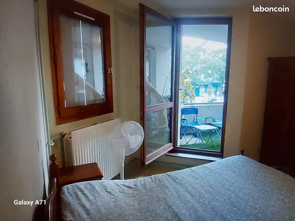 Chambre chic donnant sur balcon