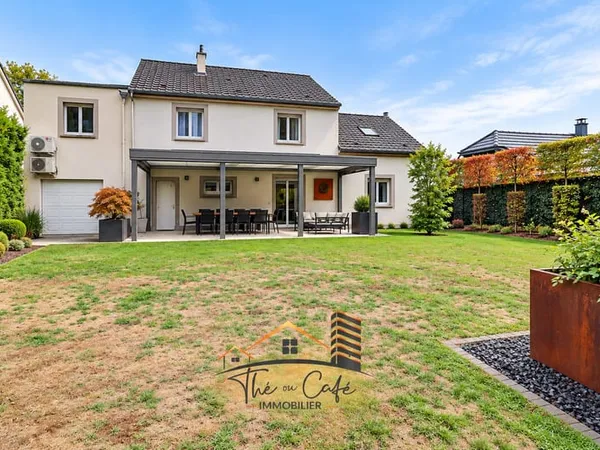 CRUSNES : BELLE MAISON F7 AVEC VASTE JARDIN