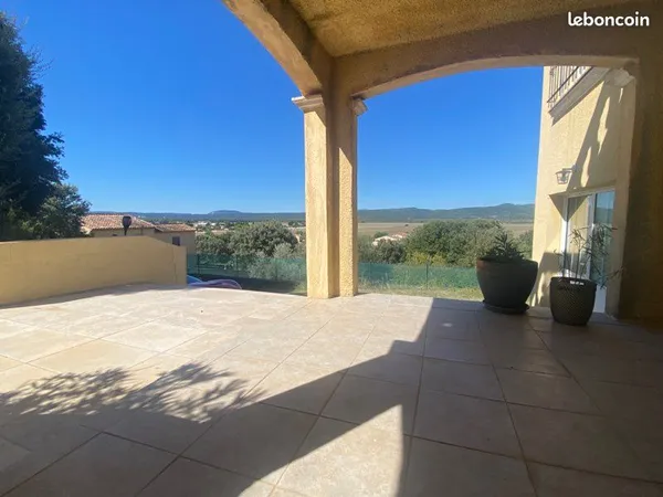 Maison neuve avec la vue magnifique
