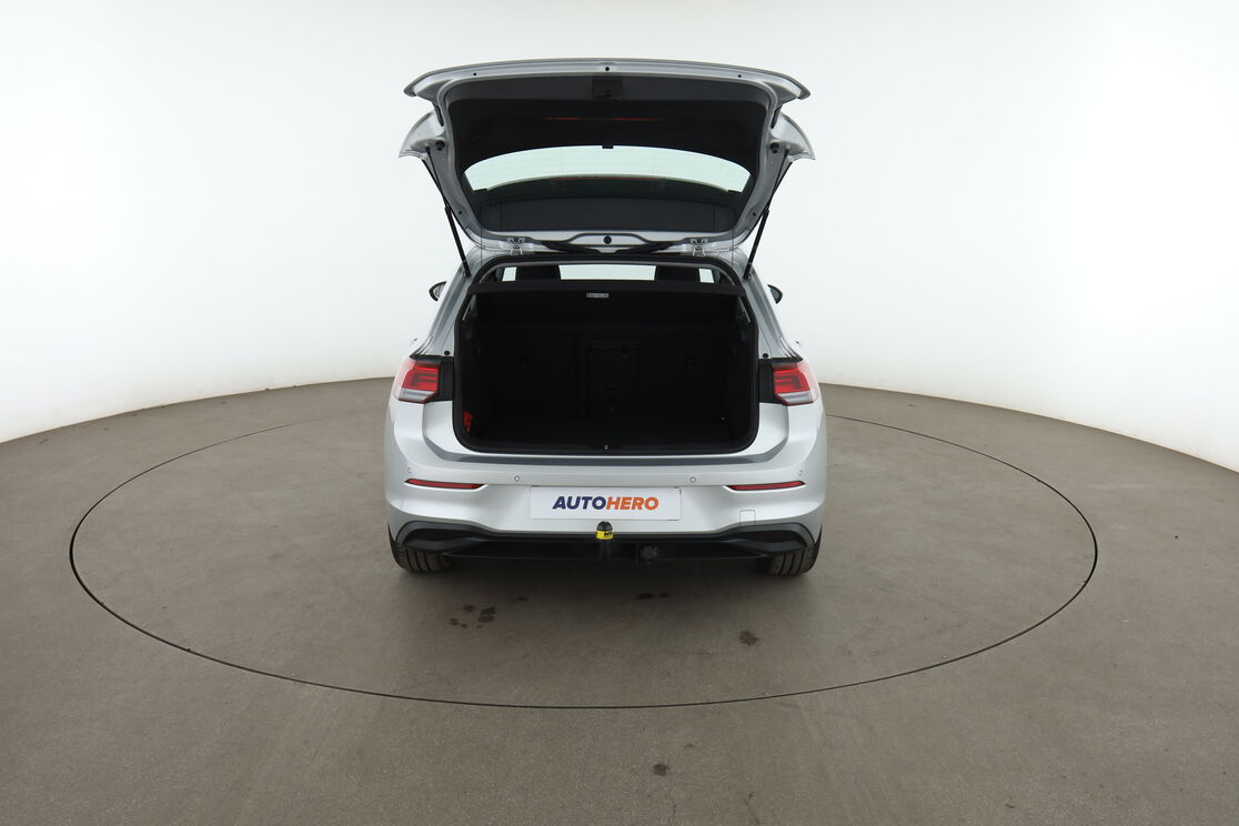 Volkswagen Golf VIII 1.0 eTSI DSG7 — photo 15