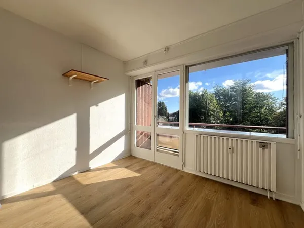 Studio rénové avec balcon