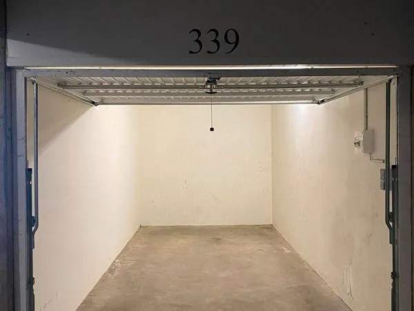 Parking/box 1 pièce 13 m²