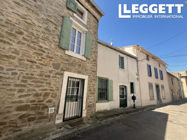 Une jolie maison de village, entièrement rénovée, avec un beau jardin caché, dans un charmant villag