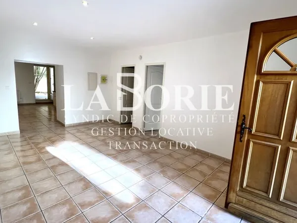 À louer à Entraigues-Sur-La-Sorgue : appartement T3 Rez de j
