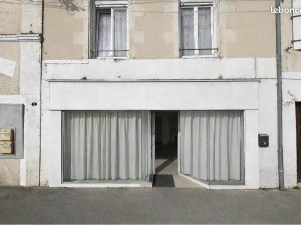 Local commercial avec vitrine en plein coeur de Ruffec