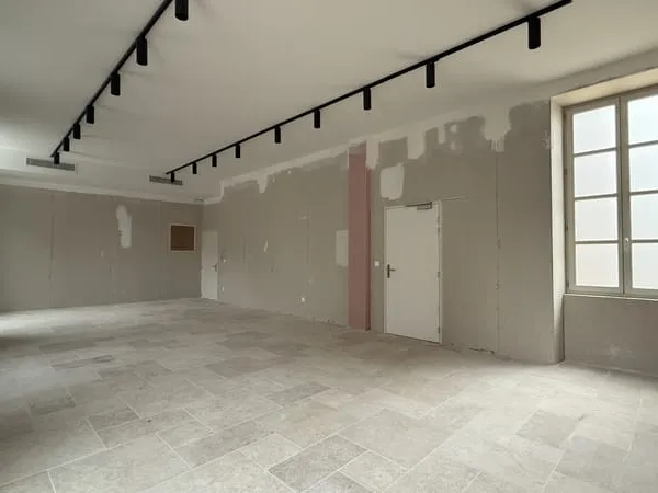 LOCAL COMMERCIAL