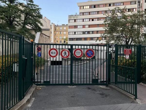 Loue place de parking sécurisée (avec badge) - PARIS 19EME
