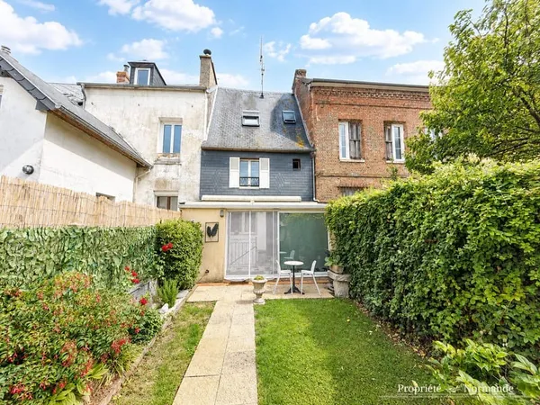 MAISON DE BOURG RENOVÉE AVEC COMMERCES À PIED