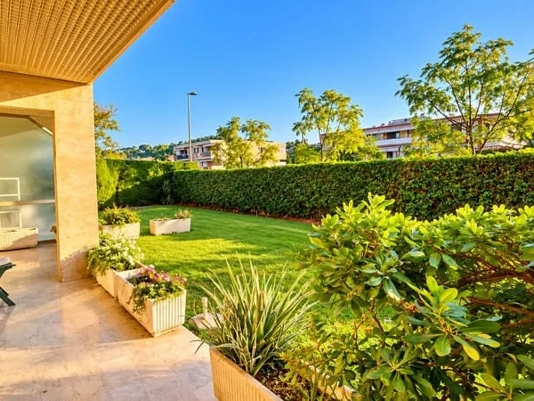 LE CANNET à louer 2 pièces de 49 m2 avec terrasse et jardin