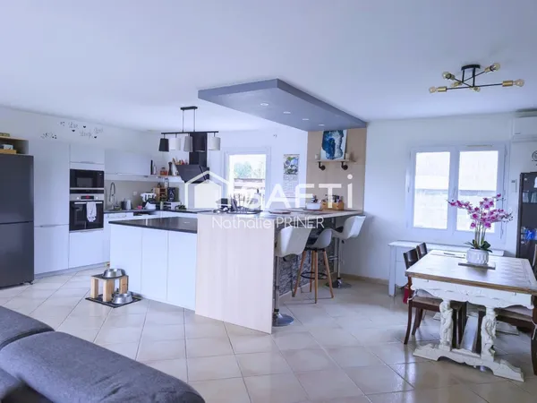 Spacieuse maison de 205 m² avec grand garage.
