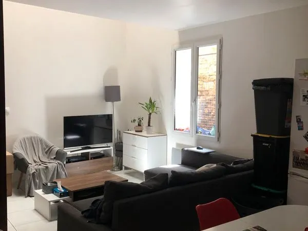 Roujan centre loue duplex de 67 m2
