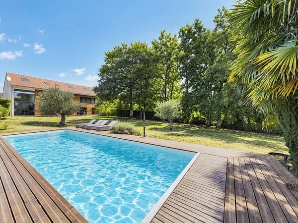 maison contemporaine avec grand jardin et piscine