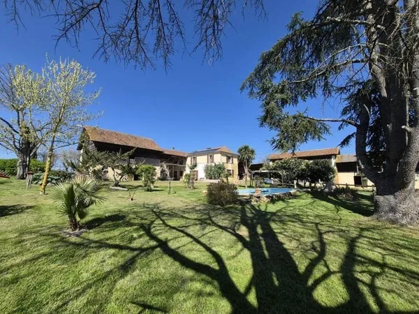 À vendre, Gers, proche de Trie-sur-Baïse: Maison gasconne de 1832 avec piscine, granges, terrasses e