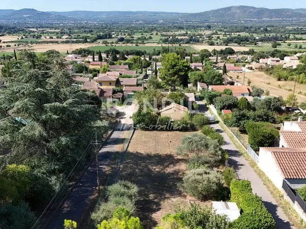 Terrain 718 m²