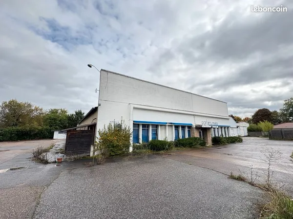 Local 713 m² RIORGES