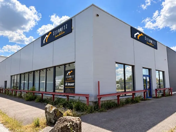 À LOUER LOCAL COMMERCIAL DE 400 M2 ZONE COMMERCIALE DE S
