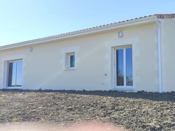 Maison récente de plain pied de 120 m². 3 chambres
