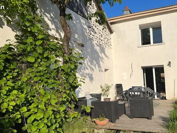 Vente maison 160m2 rénovée avec dépendances (1000m2) sur terrain de 4243m2 dont 2000m2 constructible