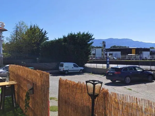 Local commercial 220 m²