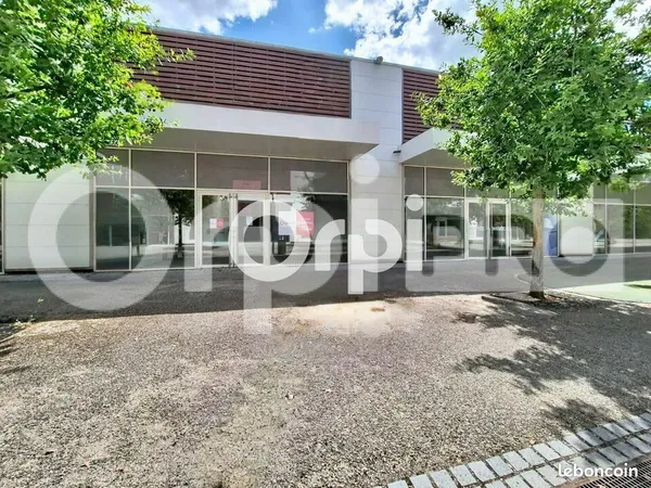 Local commercial 810 m²