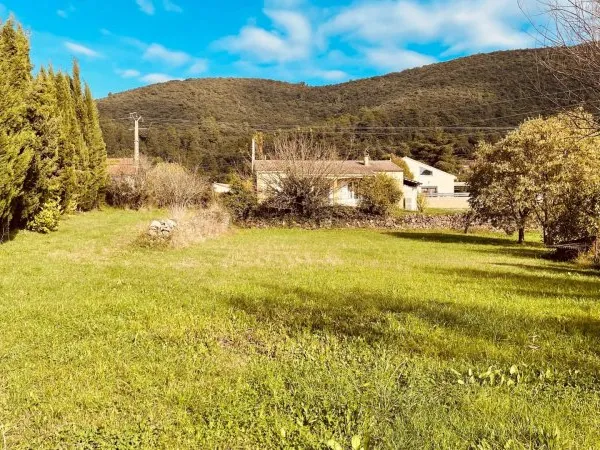 Terrain plat constructible de 1366 M2 raccordement en bordure
