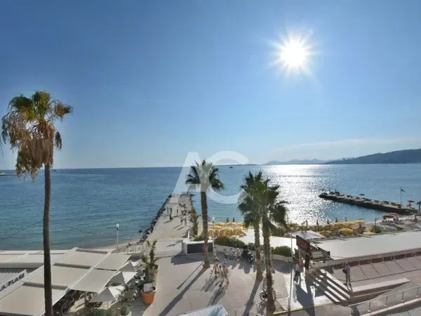 3 pièces en front de mer plein centre Juan les Pins