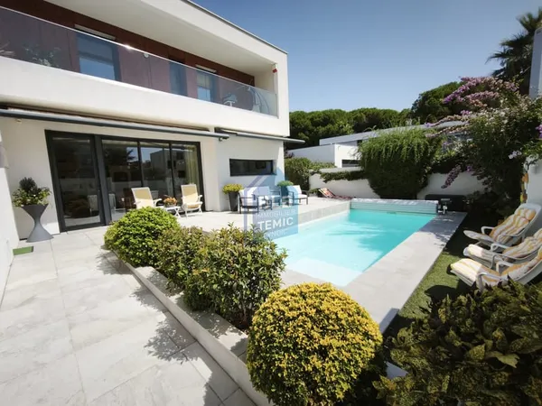 Villa T5 moderne avec piscine et garage double