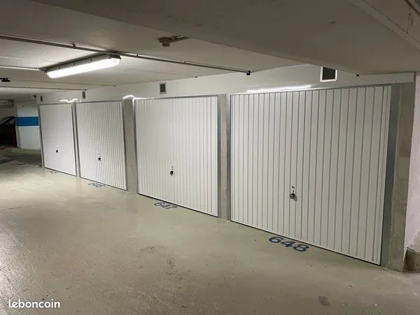 Box fermé 12 m² - Gambetta / Pyrénées - Paris 20e